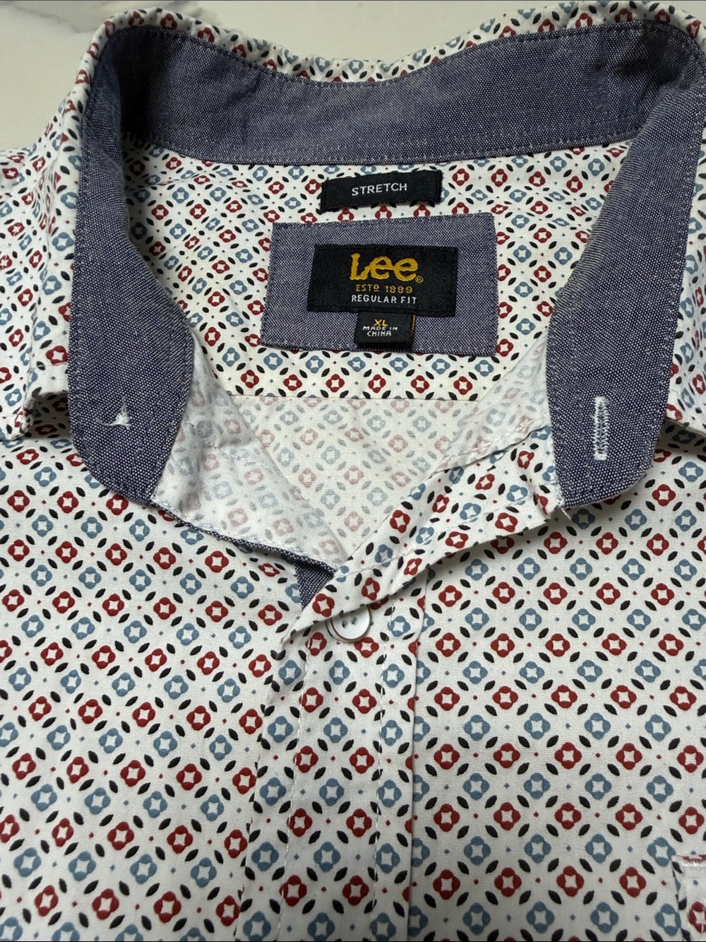 Lee Men’s White Button-Down Shirt with Red and Blue Geo Print